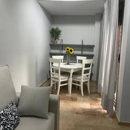 Piso En El Centro De Silencioso Y Con Gran Patio, Calle La Paz Huelva