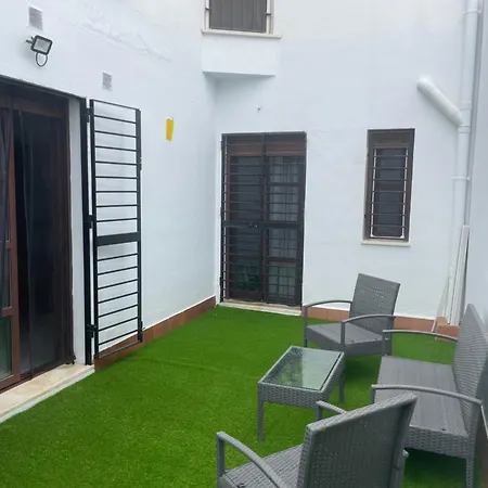 Piso En El Centro De Silencioso Y Con Gran Patio, Calle La Paz Huelva